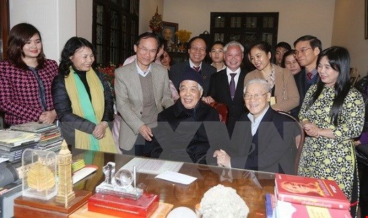 越共中央总书记阮富仲向原总书记杜梅祝寿