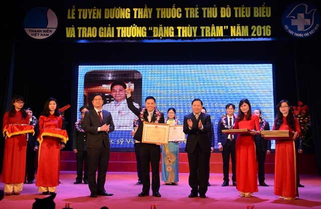 首都青年医生表扬仪式隆重举行