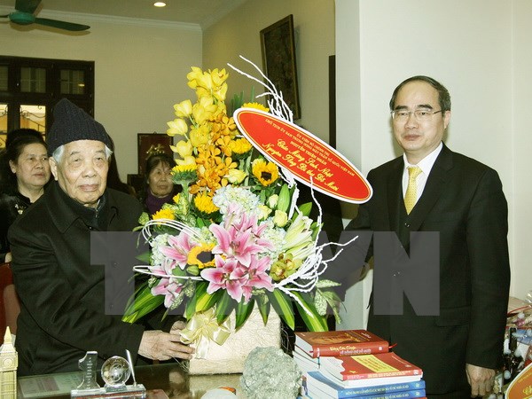 越南祖国阵线中央委员会主席阮善仁向越南党和国家原领导人拜年