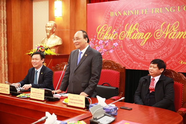 政府副总理阮春福探访越共中央经济部