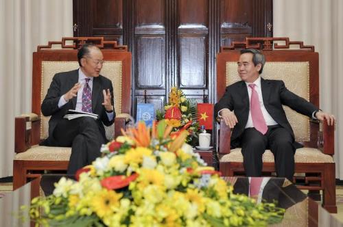 越南国家央行行长阮文平会见世行行长金墉