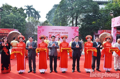 河内市首次举办春节书街