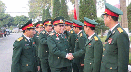 越南人民军总政治局主任吴春历大将向河内首都司令部301号师拜年
