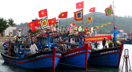 越南广南省渔民举行开鱼节开船出海