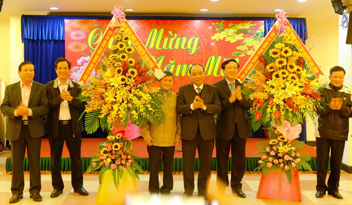 越南政府副总理阮春福赴岘港市拜早年