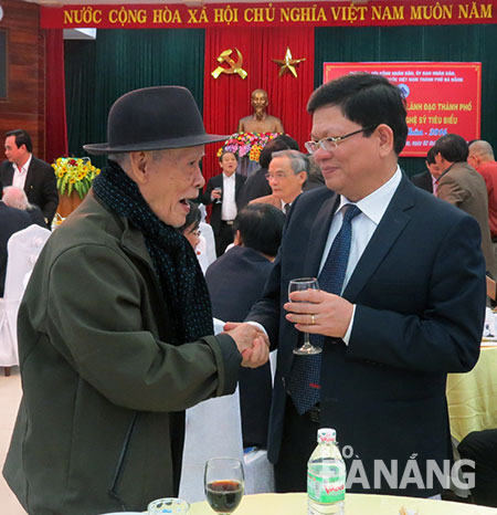 岘港市举行知识分子、文艺家见面会