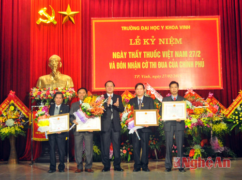 荣市医科大学荣获政府的竞赛锦旗