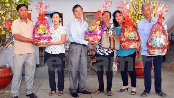 越南驻柬埔寨大使馆走访慰问旅居柬埔寨越南人