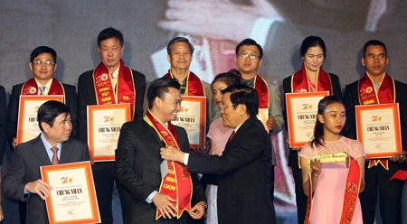 500家企业荣获2016年越南优质产品证书