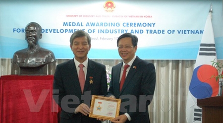 越南向东盟-韩国中心前秘书长海文宗授予“工贸行业发展事业贡献”纪念章
