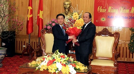 越共中央经济部部长王廷惠在河南省拜年