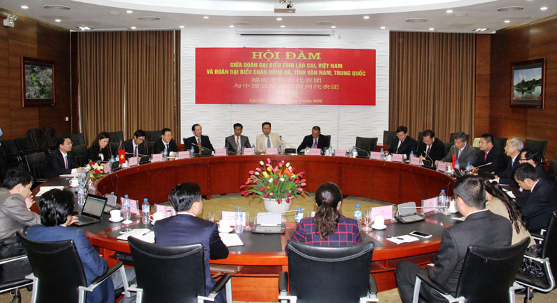 老街省人民委员会主席邓春冯同中国红河州委书记会谈