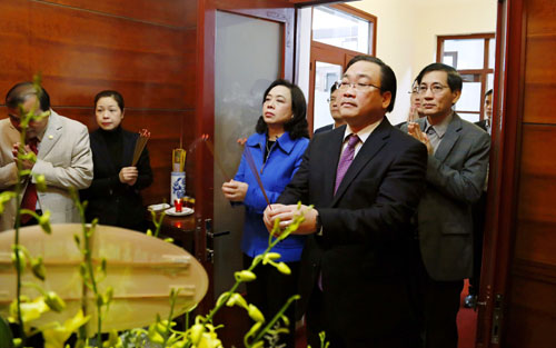 河内市领导上香缅怀已故总理范文同