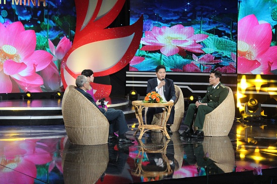 “学习和效法胡志明道德榜样”运动典型模范交流会在海防市举行