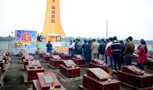 广平人民举行仪式缅怀为祖国牺牲的64名烈士