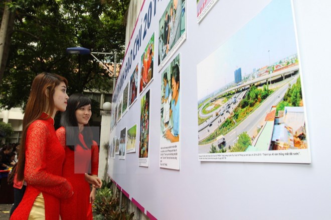“国家春天”新闻图片展和联欢会在河内拉开帷幕