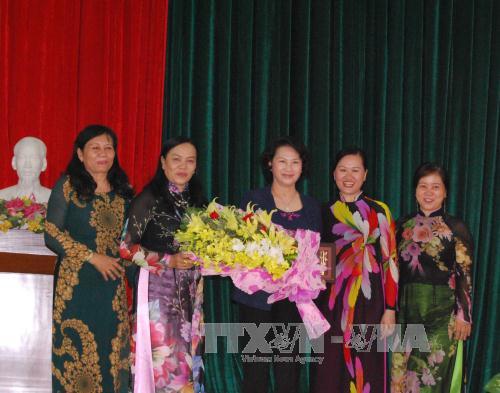 国会主席阮氏金银会见槟椥省历届女干部