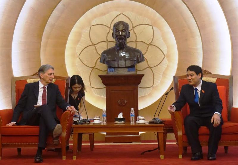国会年轻代表小组主席阮得荣会见英国外交大臣哈蒙德