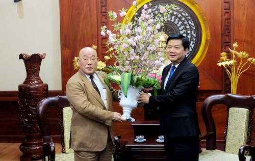 胡志明市市委书记丁罗升会见日本首相特别顾问饭岛勋