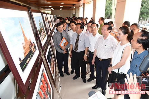 “美丽的老挝国度”图片展在越南义安省开幕