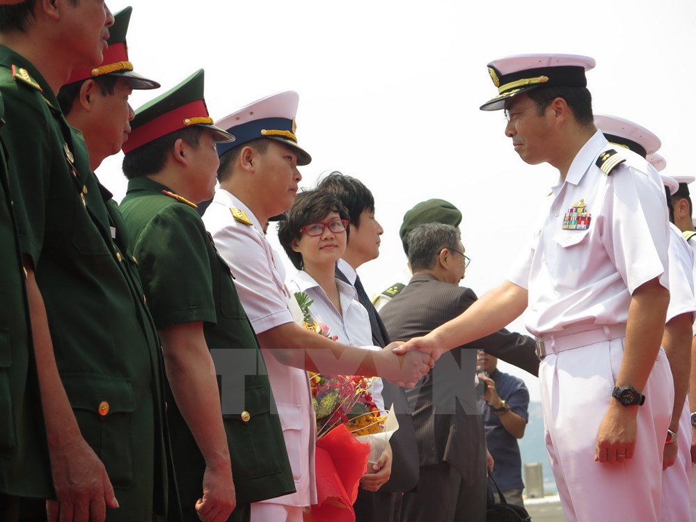 日本两艘驱逐舰抵达金兰国际港 开始对越南进行友好访问