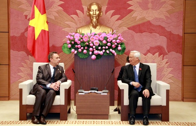 越南国会副主席汪朱刘会见东帝汶外交与合作部长