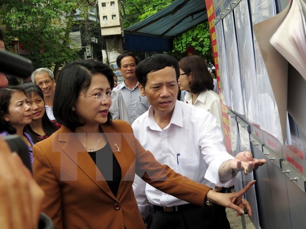 国家副主席邓氏玉盛视察南定省选举筹备工作