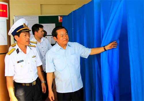 越南国会副主席杜伯巳视察长沙岛县选举筹备工作