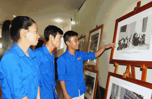 有关胡伯伯与历届国会选举的图片展在广平省举行