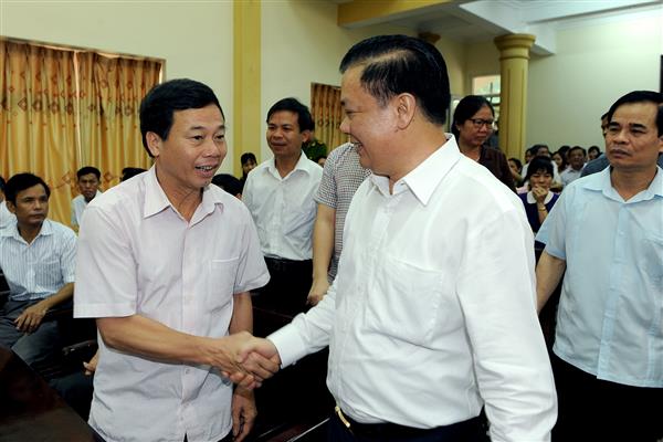 越南财政部长丁进勇继续展开与宁平省选民接触活动