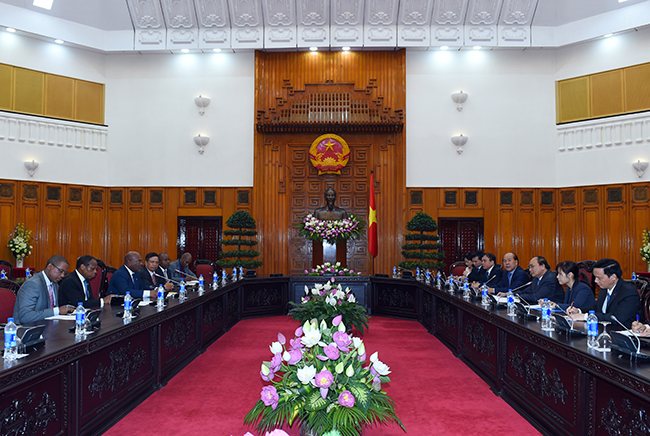 越南政府总理阮春福会见莫桑比克交通和通讯部部长