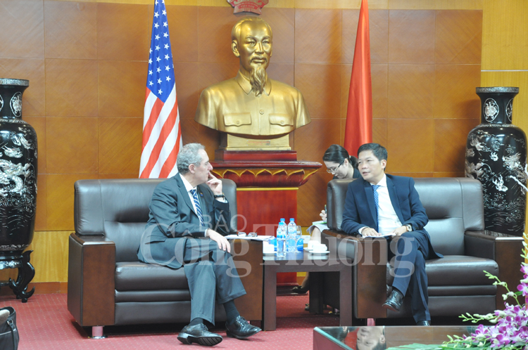 越南工贸部部长陈俊英会见美国商务代表