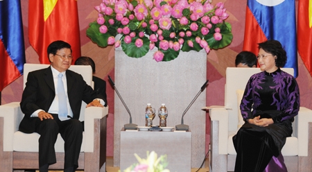 国会主席阮氏金银会见老挝总理通伦•西苏里