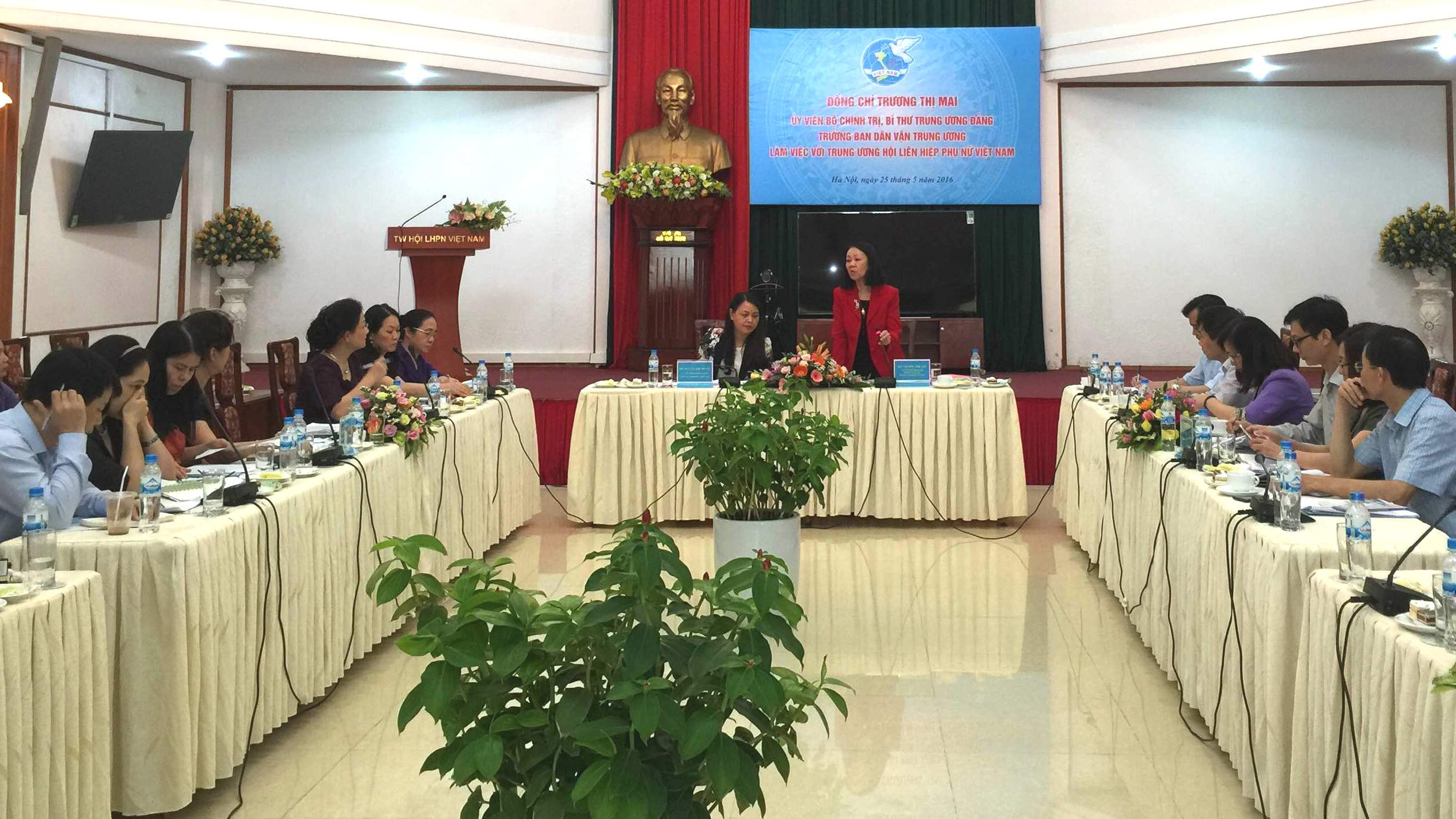 张氏梅同志与越南妇女联合会中央委员会举行工作会议