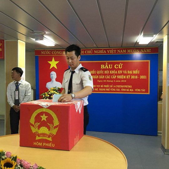 巴地头顿石油行业逾2000选民进行国会选举提前投票