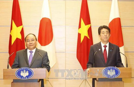 阮春福总理与日本首相安倍晋三举行联合记者会