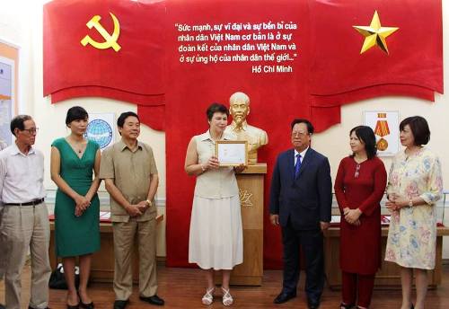 越友联向俄罗斯驻河内科学文化中心主任授予纪念章