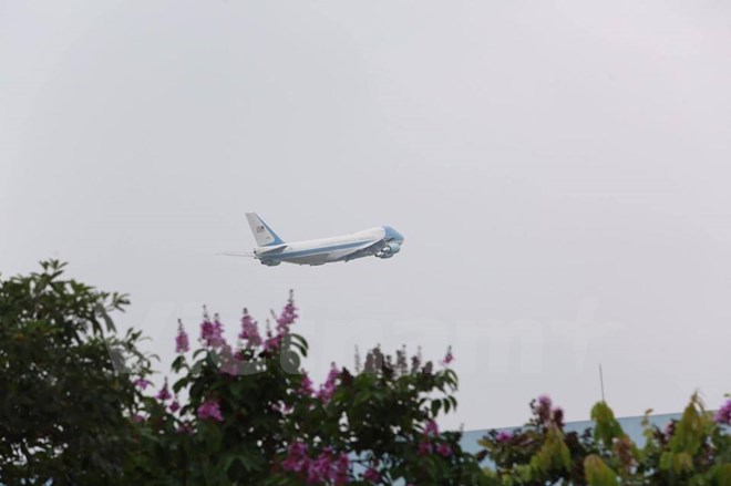 奥巴马总统离开河内前往胡志明市