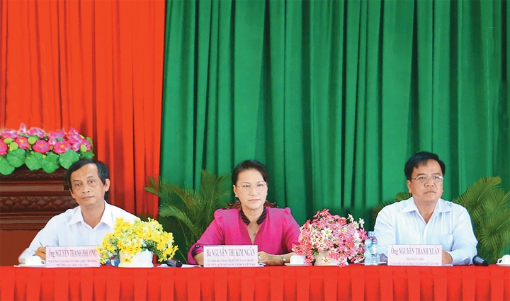 国会主席阮氏金银接触芹苴市选民