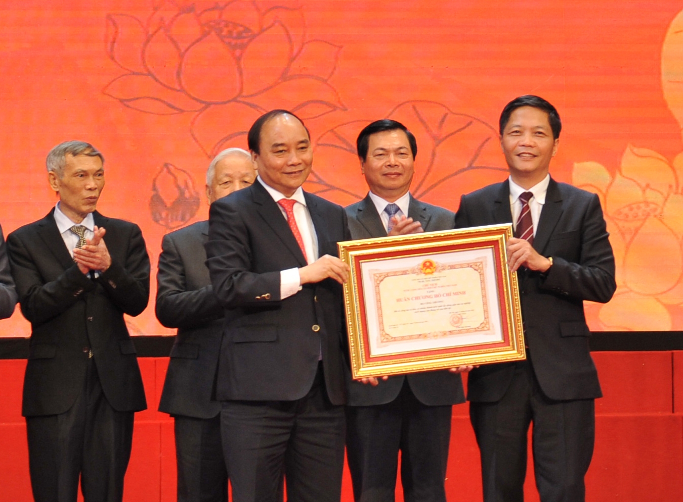 纪念工贸部门传统日65周年暨胡志明勋章受勋仪式举行