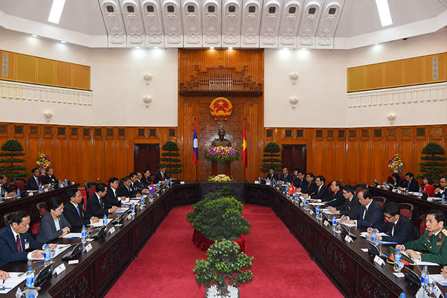 越南政府总理阮春福与老挝总理通伦举行会谈