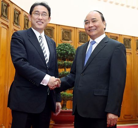 越南政府总理阮春福会见日本外务大臣岸田文雄