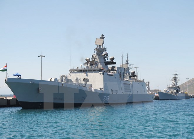 印度两艘海军舰抵达金兰湾港