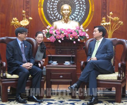 胡志明市市委书记丁罗升会见泰国驻越大使