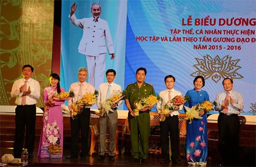 胡志明市表彰“学习和效法胡志明道德榜样”运动的402个模范个人及集体