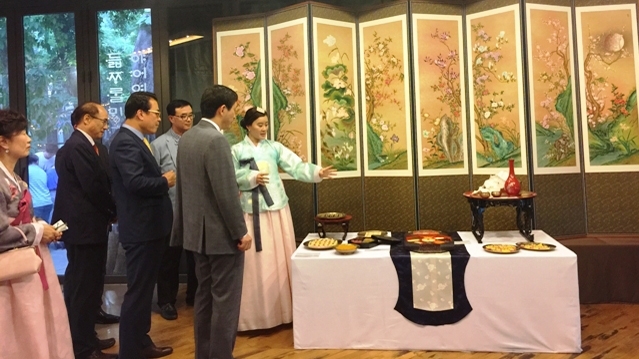 韩国民间传统绘画艺术亮相越南