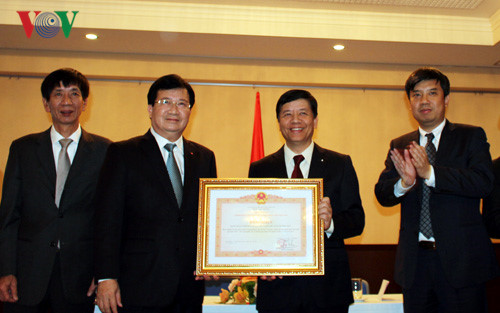 郑廷勇副总理探访越南驻日本大使馆