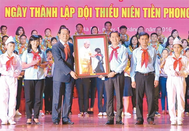 国家主席陈大光出席胡志明少年先锋队建队75周年纪念仪式
