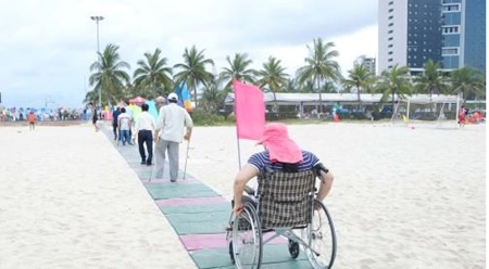 岘港首个海滩残疾人通道正式投入使用