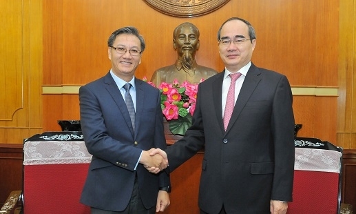 越南祖国阵线中央委员会主席阮善仁会见老挝新任驻越大使通沙万•丰威汉